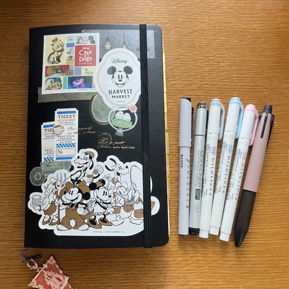 モレスキンと並んだペン